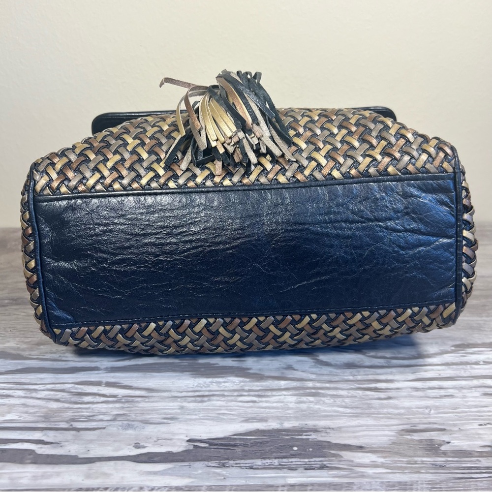 Elegant Woven Crossbody Bag with Tassel - REMARKABLE! - Picture 5 of 14